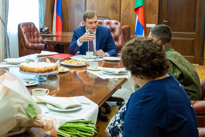 Глава Хакасии встретился с военнослужащим, побывавшем на Украине, и его мамой